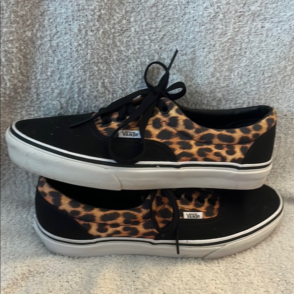 Vans Black and Leopard Pattern Sneakers Women’s 8.5 Men’s 7 barely worn